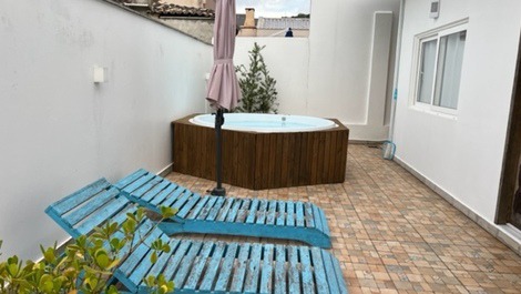 Linda casa com 1 suite mais 2 quartos com AC, WI-FI, 100m da Prainha