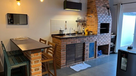 Linda casa com 1 suite mais 2 quartos com AC, WI-FI, 100m da Prainha