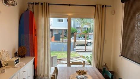 Linda casa com 1 suite mais 2 quartos com AC, WI-FI, 100m da Prainha