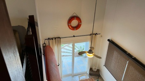 Linda casa com 1 suite mais 2 quartos com AC, WI-FI, 100m da Prainha