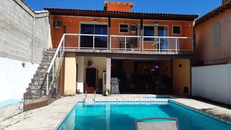 Frente da casa com piscinas