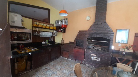 Frontal churrasqueira w fogão com utensílios 