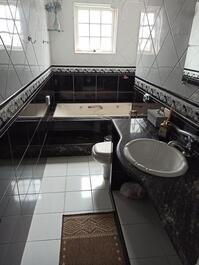 Bonito adosado con piscina y barbacoa.