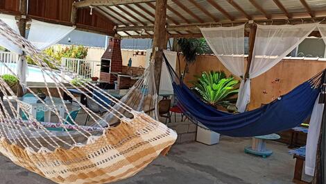 Bonito adosado con piscina y barbacoa.