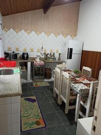 Bonito adosado con piscina y barbacoa.