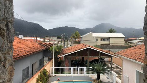 Bonito adosado con piscina y barbacoa.