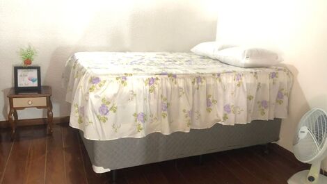 Bonito adosado con piscina y barbacoa.