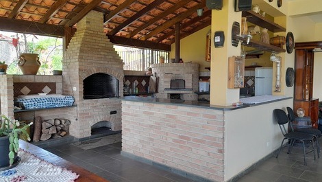 Churrasqueira, forno de pizza e cozinha 