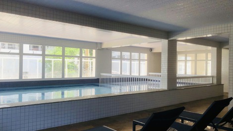 E se estiver chovendo, ou frio? piscina coberta aquecida…