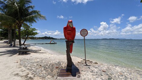 Chuveiros na praia particular do condomínio