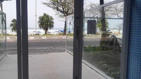 Vista do mar na entrada do edifício