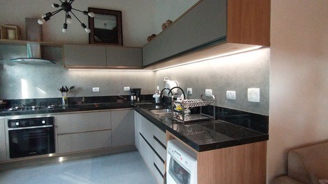 Casa em Condomínio - 6 suites com Ar, piscina priv, Churrasq, Wifi