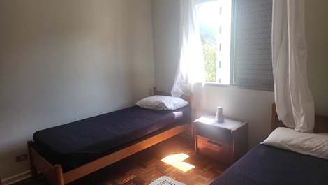 Dormitório c 2 camas solteiro 