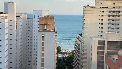 A distância do prédio para a praia.  100 metros. 