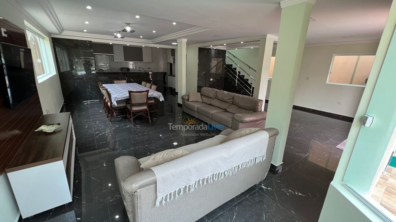 Casa para aluguel de temporada em Guarujá (Jardim Virgínia)