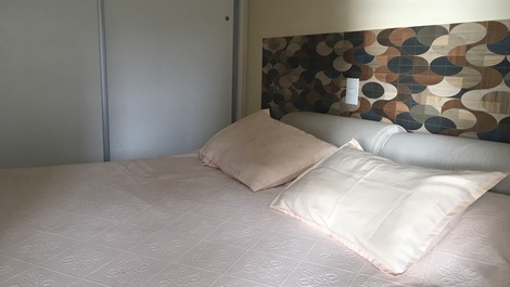 Quarto com cama box de casal e janela para a varanda