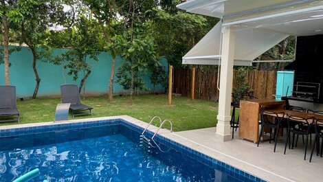 Vista piscina e jardim