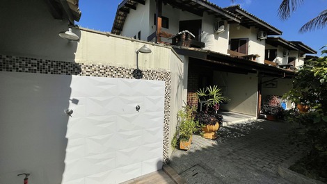 ADORABLE ADOSADO EN CONDOMINIO CERRADO A 30M DE LA ARENA DE LA PLAYA CON WI-FI