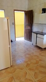 Área da cozinha com vista aos fundos!s 