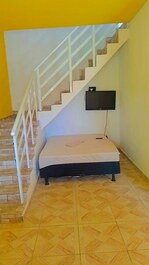 Quarto/sala com tv a cabo / sky