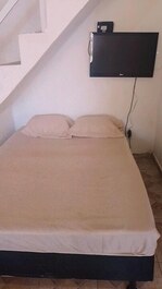 Quarto/sala com tv a cabo / sky