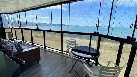 FRENTE MAR! SACADA C/ CHURRASQ; 4 QTOS; 3 BANHEIROS; 2 VAGAS; AR; WIFI