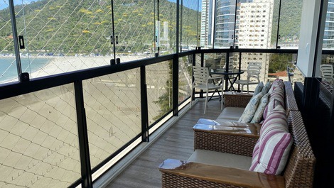 FRENTE MAR! SACADA C/ CHURRASQ; 4 QTOS; 3 BANHEIROS; 2 VAGAS; AR; WIFI