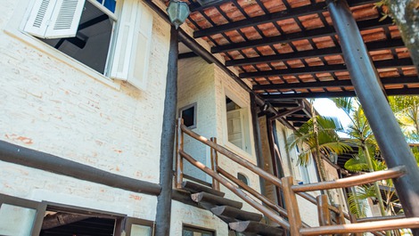 COUSES WITH 2 SUITES FOR UP TO 8 PEOPLE