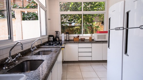 CASA COM 4 SUÍTES PARA ATÉ 14 PESSOAS