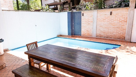 CASA COM 4 SUÍTES PARA ATÉ 14 PESSOAS