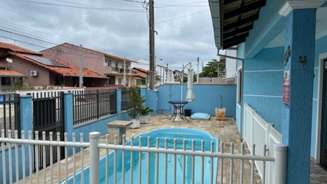 Hermosa casa que contiene 1 suite + 2 habitaciones con aire acondicionado, WI-FI, piscina