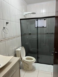 Hermosa casa que contiene 1 suite + 2 habitaciones con aire acondicionado, WI-FI, piscina