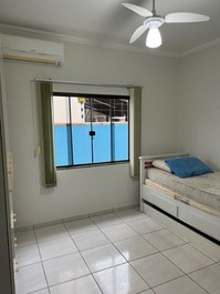 Hermosa casa que contiene 1 suite + 2 habitaciones con aire acondicionado, WI-FI, piscina