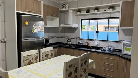 Hermosa casa que contiene 1 suite + 2 habitaciones con aire acondicionado, WI-FI, piscina