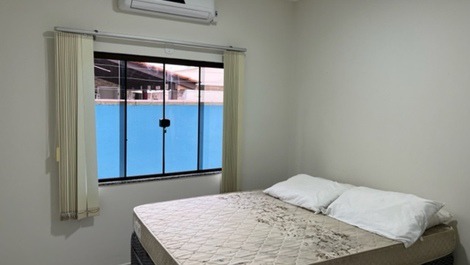 Hermosa casa que contiene 1 suite + 2 habitaciones con aire acondicionado, WI-FI, piscina