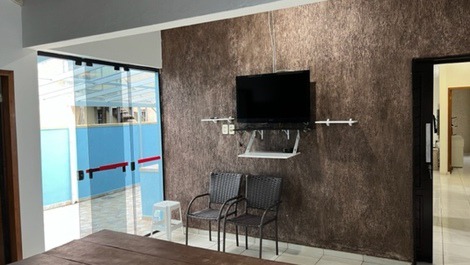 Hermosa casa que contiene 1 suite + 2 habitaciones con aire acondicionado, WI-FI, piscina