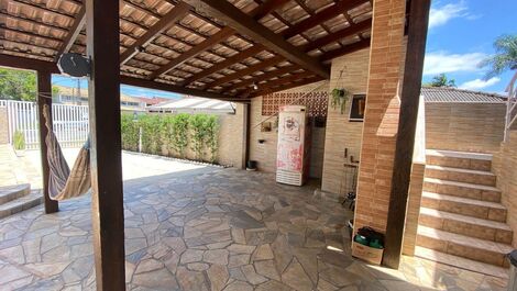 Rent a house with a pool in Guaratuba for the season