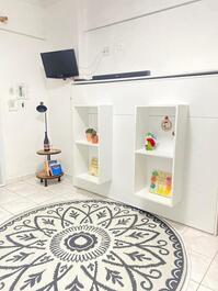 Painel cama casal com tv e mesinha de apoio 