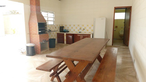 0060.01 - Maranduba Casa 5 Dormitórios Piscina WIFI 17 Pess 60M Do Mar