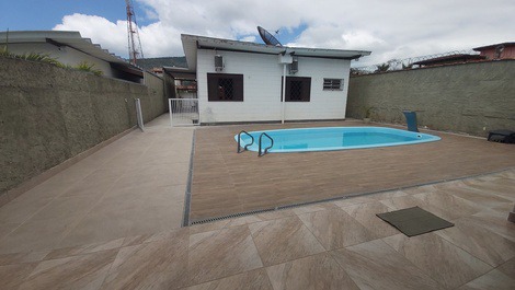 0060.01 - Maranduba Casa 5 Dormitórios Piscina WIFI 17 Pess 60M Do Mar