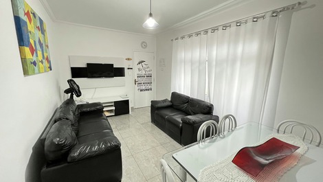 Sala com mesa de jantar com 6 cadeiras, sofás 2 e 3 lugares, ar condicionado 18.000 btu’s, ventilador e smartv led 32’