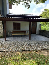 CASA SIMPLES E EQUIPADA 100MTS DO MAR