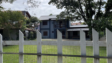 CASA SIMPLES E EQUIPADA 100MTS DO MAR