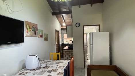 CASA SIMPLES E EQUIPADA 100MTS DO MAR