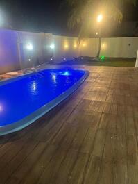 Piscina com iluminação e cascata