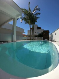 Estupenda casa con piscina, tiene 4 habitaciones, dos salas de tv...