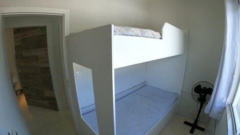 Estupenda casa con piscina, tiene 4 habitaciones, dos salas de tv...