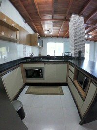 Estupenda casa con piscina, tiene 4 habitaciones, dos salas de tv...