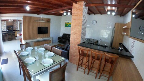 Estupenda casa con piscina, tiene 4 habitaciones, dos salas de tv...