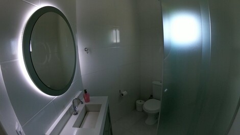 Estupenda casa con piscina, tiene 4 habitaciones, dos salas de tv...